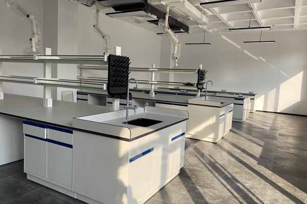 如何正確選擇實驗臺的材質？